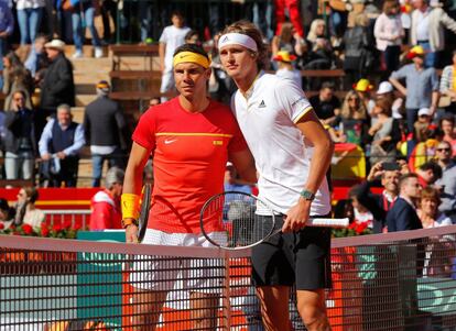 Alexander Zverev y Rafael Nadal, antes de comenzar el partido, el 8 de abril de 2018.