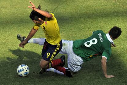 Falcao trata de llevarse el cuero ante la entrada de Ronald García.