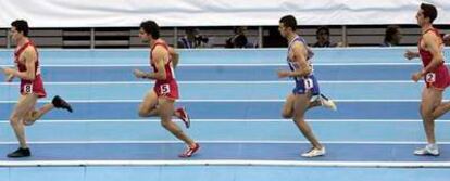 Los españoles Juan Carlos Higuero, primero; Sergio Gallardo, segundo, y Arturo Casado, cuarto, durante la final de 1.500 metros en la que acabaron ganando las tres medallas.