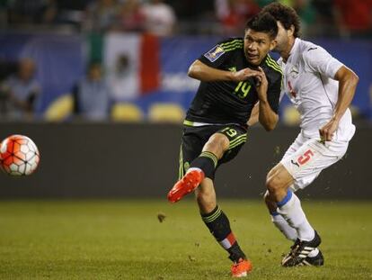 Oribe Peralta, autor de dos goles para M&eacute;xico en la primera parte.