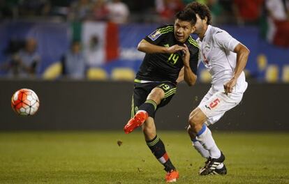 Oribe Peralta, autor de dos goles para M&eacute;xico en la primera parte.