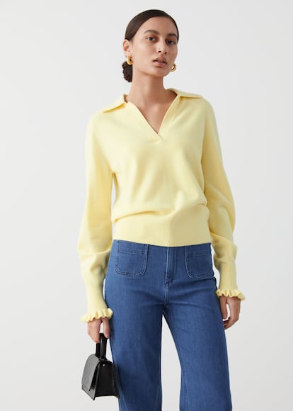 ¿Puede convertirse un polo en la prenda más romántica y femenina de tu armario? La respuesta es sí y la prueba es este polo de punto amarillo con volante en la manga y cuello abierto de &Other Stories. Lo tienes aquí por 69€.