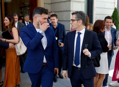 El portavoz de ERC, Gabriel Rufián, conversa con el ministro de Presidencia, Justicia y Relaciones con las Cortes, Félix Bolaños, en el Congreso, el pasado mes de julio.