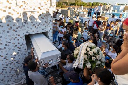 Los restos de Juan Alberto Soto son llevados al cementerio en la comunidad de Cañafistol, Baní, en República Dominicana.