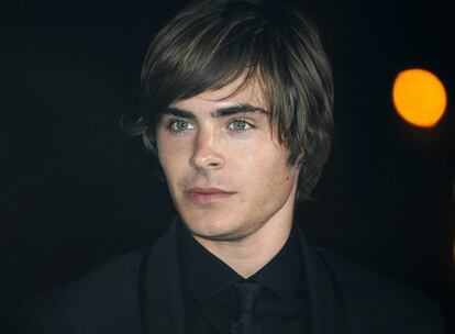 Poco más de un millón de euros le ha costado a Zac Efron, de tan sólo 21 años, la casa que acaba de comprarse en Los Ángeles. Sin embargo, el protagonista de <i>Higj School Musical</i> insiste en que se trata de una humilde vivienda. "Es muy modesta, no es una gran casa. A mí me encanta, está genial. Cuando mis amigos la vieron, todos quisieron tener una casa propia", ha contado el actor, agregando que todavía no se compra ningún mueble. "No tengo ni siquiera una cama. Tengo que dormir en el suelo mientras tanto, pero ya he contratado a un decorador de interiores que me ayudará a elegir los muebles".