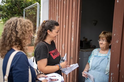 La candidata del PP Paqui Guzmán (centro), el pasado viernes en una jornada de campaña en Majarromaque (Jerez).