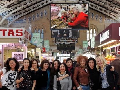 Las autoras de la muestra en el Mercat Central de Valencia.