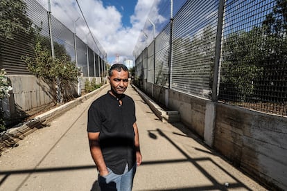 Saadat Ghryib, de 42 años, en el pasillo que lleva a su casa, que ha quedado engullida por el asentamiento israelí de Givon Hahadasha, en la Cisjordania ocupada.