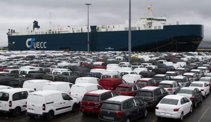 Un buque en el muelle de carga de veh&iacute;culos de Bouzas, en Vigo. 