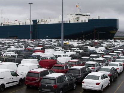 Un buque en el muelle de carga de veh&iacute;culos de Bouzas, en Vigo. 