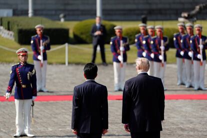 Donald Trump junto al Primer Ministro nipón, Shinzo Abe, en la ceremonia de bienvenida en el palacio de Akasaka en Tokio (Japón), el 6 de noviembre de 2017.