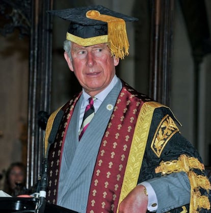 El príncipe Carlos en la ceremonia de graduación de la Real Universidad de Agricultura.