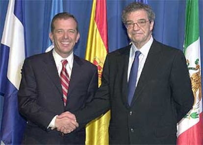 Viana-Baptista junto al presidente de Telefónica, César Alierta, ayer tras el anuncio de la operación con BellSouth.