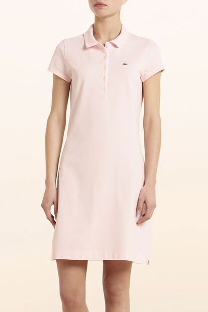 Este vestido de Lacoste en rosa palo es perfecto para una tarde de tenis. Puedes comprarlo en el Corte Inglés por 89 euros.