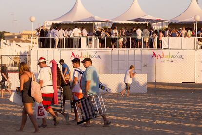 Al fondo los palcos y terrazas VIP en el hipódromo de la playa de Sanlúcar de Barrameda, en primer término los bañistas se marchan tras las carreras de caballos.