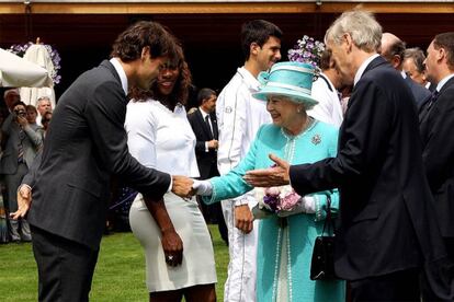 Isabel II saluda a Roger Federer en 2010.