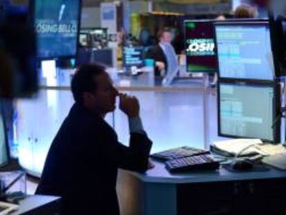 Corredores trabajan en la Bolsa de Valores de Nueva York. El crack del 87 o "lunes negro" borró de un plumazo medio billón de dólares de Wall Street y superó incluso la caída del 12,8 % que sufrió el Dow Jones el 28 de octubre de 1929, considerada como el inicio de la Gran Depresión. EFE/Archivo