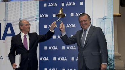 Luis María Arredondo (izquierda) y Luis López de Herrera-Oria tocan la campana