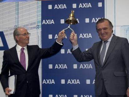 Luis María Arredondo (izquierda) y Luis López de Herrera-Oria tocan la campana