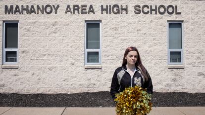 Brandi Levy, frente a su instituto de Mahanoy en Pensilvania.