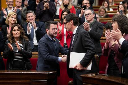 El president Pere Aragonès y el líder de la oposición Salvador Illa se estrechan la mano tras la aprobación de los presupuestos. / MASSIMILIANO MINOCRI