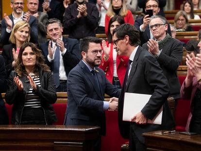 El president Pere Aragonès y el líder de la oposición Salvador Illa se estrechan la mano tras la aprobación de los presupuestos. / MASSIMILIANO MINOCRI