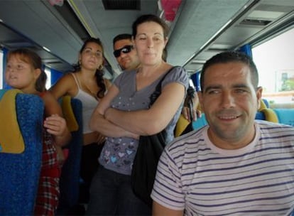 El jornalero Jorge Roldán, junto a su mujer, Antonia Ruiz, su cuñado José y sus hijos, camino de la vendimia francesa.