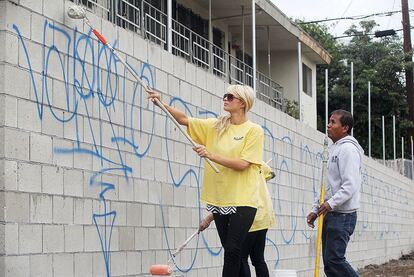 Paris Hilton, limpiando pintadas en las calles de Hollywood.