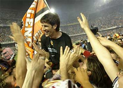 David Albelda, uno de los capitanes del equipo y jugador fundamental, es llevado a hombros por los aficionados en el estadio de Mestalla, donde se ha puesto el colofón a las celebraciones por el sexto título liguero. El centrocampista es ejemplo de un tipo de futbolista muy importante en los grandes equipos: roba balones y corta el juego del rival, tiene calidad y gol.