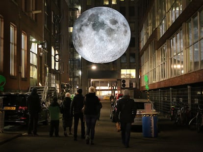 En 2008, el artista británico Luke Jerram repartió 20 pianos de cola por las calles de Barcelona para que los paseantes pudiesen expresar su creatividad. La acción se llamaba Tócame, soy tuyo. En su último proyecto, The Museum of the Moon (el museo de la luna), una obra itinerante que se exhibió del 8 al 12 de febrero en el festival Tec Art de Róterdam (en la foto) y viajará el 12 de mayo al Festival de Norfolk (Inglaterra), Jerram va más lejos y nos invita a tocar literalmente la Luna con una réplica a escala 1:500.000 realizada a partir de miles de fotografías en alta resolución tomadas por un robot de la NASA en órbita lunar impresas sobre un globo hinchable de siete metros de diámetro.