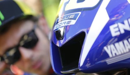 Valentino Rossi mira la c&aacute;mara &#039;on-board&#039; de su moto.