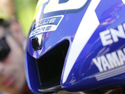 Valentino Rossi mira la c&aacute;mara &#039;on-board&#039; de su moto.