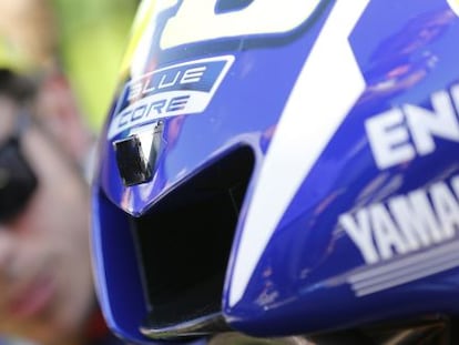 Valentino Rossi mira la cámara 'on-board' de su moto.