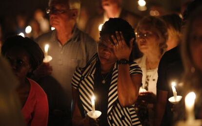 Una amiga de la familia Duncan durante el funeral en la iglesia baptista de Wilshire, en Dallas.