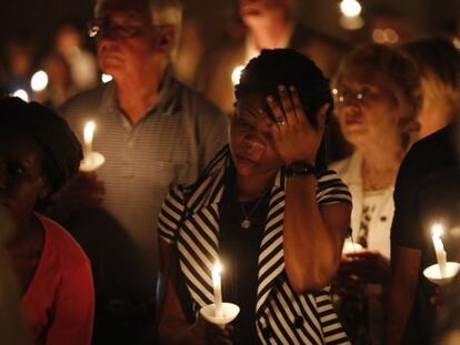 Una amiga de la familia Duncan durante el funeral en la iglesia baptista de Wilshire, en Dallas.