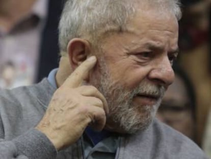 Lula participa de ato contra propostas de reforma trabalhista.