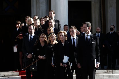 La antigua reina Ana María y su hijo Pablo, junto al resto de la familia de Constantino, despide al féretro del antiguo monarca antes de ser enterrado en el palacio de Tatoi, en Atenas.