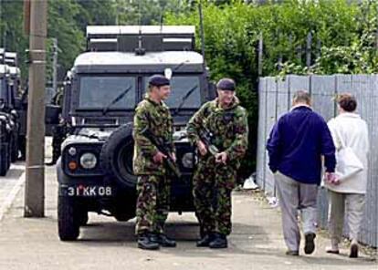 Dos miembros de las Fuerzas de Seguridad británicas vigilan ayer la zona de Ardoyne (Belfast).