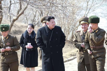 El líder norcoreano Kim Jong-un (en el centro) visita una unidad militar en una isla del norte del país junto a su hermana Kim Yo-jong (en segundo plano) en marzo de 2015.