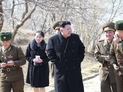 El l&iacute;der norcoreano Kim Jong-un (en el centro) visita una unidad militar en una isla del norte del pa&iacute;s junto a su hermana Kim Yo-jong (en segundo plano) en marzo de 2015.