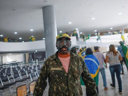 Un simpatizante del expresidente brasileño Jair Bolsonaro durante el asalto a la sede de la Presidencia, este domingo en Brasilia.