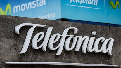 Logotipo de Telefónica en su sede de Caracas.