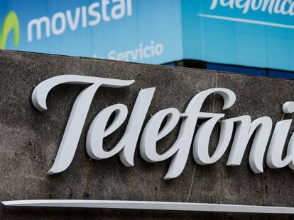 Logotipo de Telefónica en su sede de Caracas.