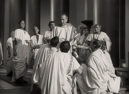 Louis Calhern, en el centro, en el 'Julio César' de Mankiewicz.