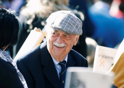 El abogado de derechos humanos George Bizos, en la décimosexta conferencia anual de Nelson Mandela, en el centenario del nacimiento del líder antiapartheid, en Johannesburgo (Sudáfrica).