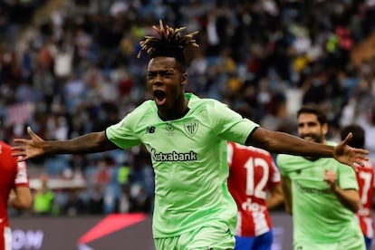 Nico Williams celebra tras marcar el segundo gol del Athletic ante el Atlético de Madrid.