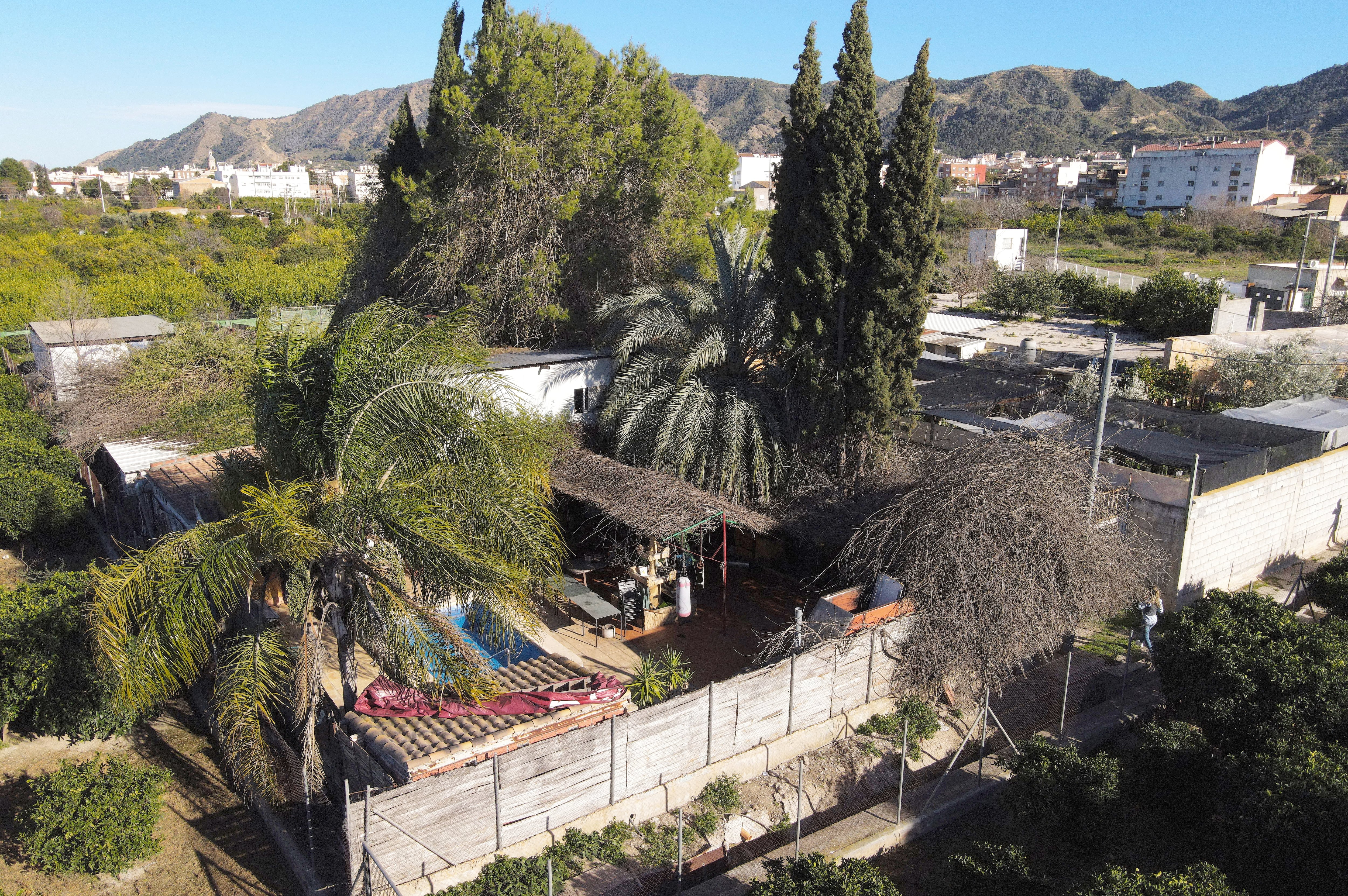 Vista aérea de la casa donde Salma R. ha denunciado que ha permanecido retenida dos años, en San José de La Vega (Murcia), este jueves. 