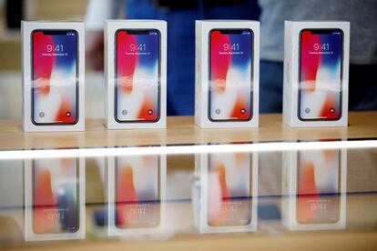 Varios dispositivos del nuevo iPhone X son expuestos en una tienda Apple en un centro comercial en Dubai (Emiratos Árabes Unidos).