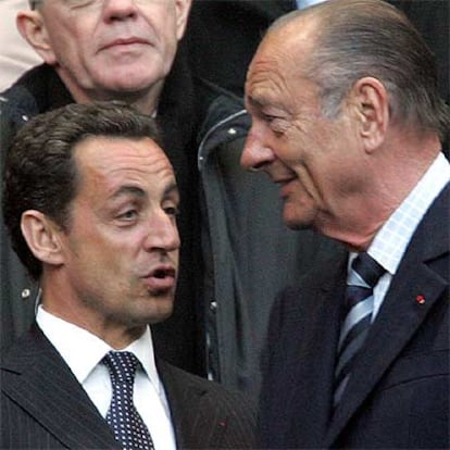 Jacques Chirac (derecha) charla con Sarkozy durante un partido de fútbol ayer en París.