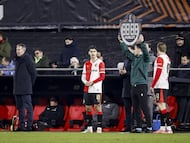 Robin van Persie da entrada en el campo a su hijo Shaqueel en el duelo de la Liga Europa ante el Sturm Graz en Feyenoord.